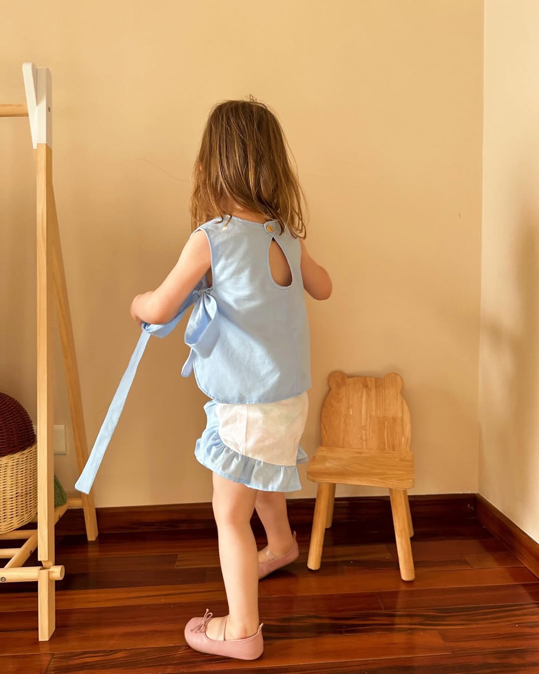 Set bleu cu volănașe pentru fetițe – handmade din 100% bumbac texturat – Handmade Lilisicopiii - imagine 2
